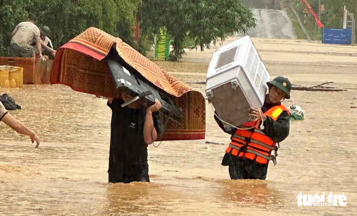 Lực lượng bộ đội hỗ trợ người dân huyện Quỳ Châu, Nghệ An di dời tài sản - Ảnh: N.THẮNG