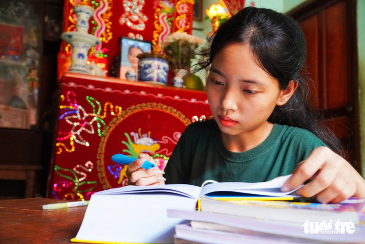 Lê Thị Kim Ngọc quyết tâm thực hiện mong ước của cha trên giảng đường đại học - Ảnh: TRẦN HOÀI