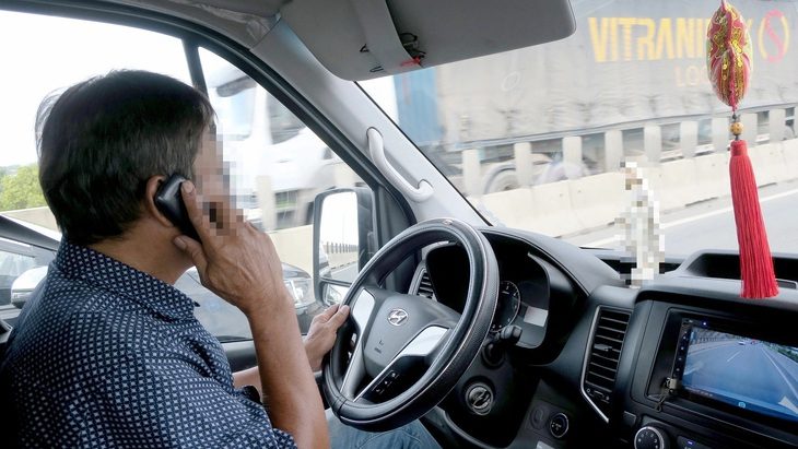 Cần trừ điểm bằng lái nhiều hơn với người vừa lái xe vừa nghe điện thoại- Ảnh 1.