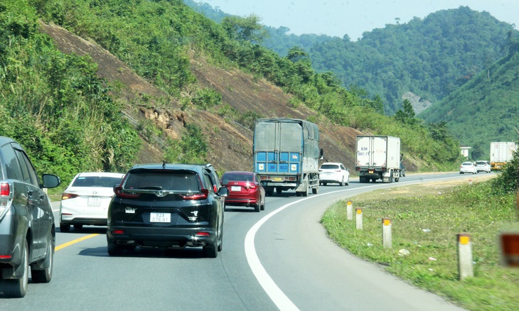 Nhiều xe coi nhẹ cảnh báo vượt ẩu, dù lưu lượng xe lưu thông những ngày Tết rất đông qua đoạn Hòa Liên - La Sơn - Ảnh: TRƯỜNG TRUNG