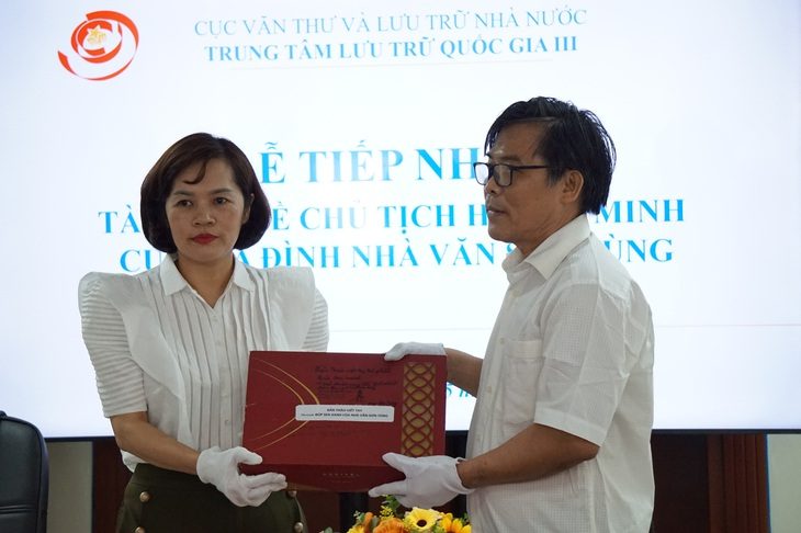 Bản thảo viết tay ‘Búp sen xanh’ của nhà văn Sơn Tùng được đưa về lưu trữ quốc gia - Ảnh 1.