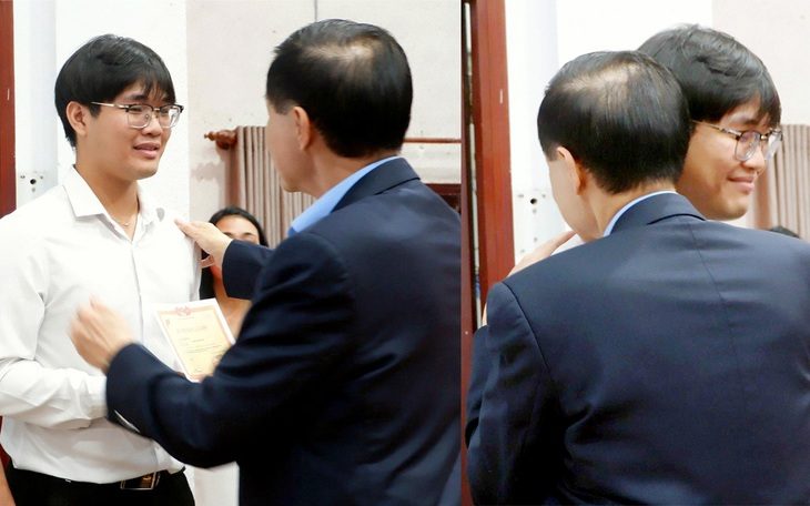 Ông Johnathan Hạnh Nguyễn trao học bổng cho Vòng Vĩnh Thành, và ôm động viên cậu sinh viên mồ côi tiếp tục bước tới - Ảnh: K.ANH
