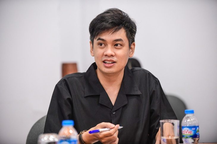 Nhà văn Huỳnh Trọng Khang - một trong bốn giám khảo cuộc thi "Khoảnh khắc Tết của tôi" - trong buổi chấm giải vào sáng 5-3 - Ảnh: QUANG ĐỊNH